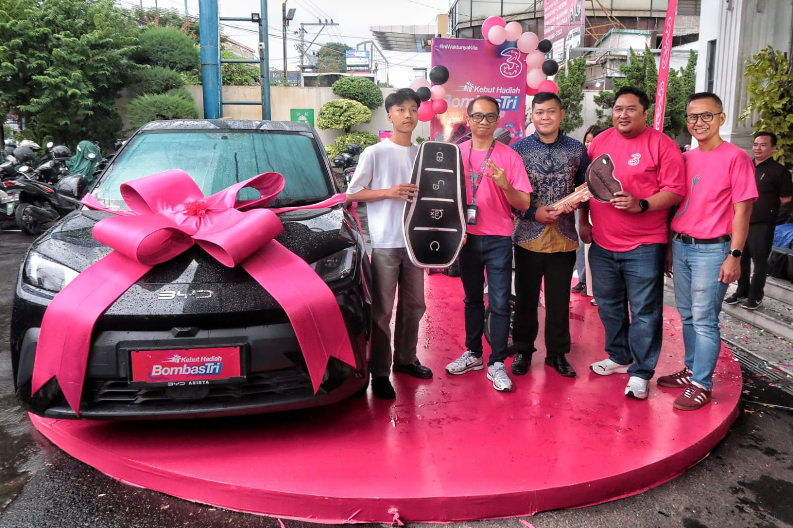 Pegawai Minimarket Dapat Hadiah Mobil Listrik, Pelanggan Tri Auto Belajar Stir