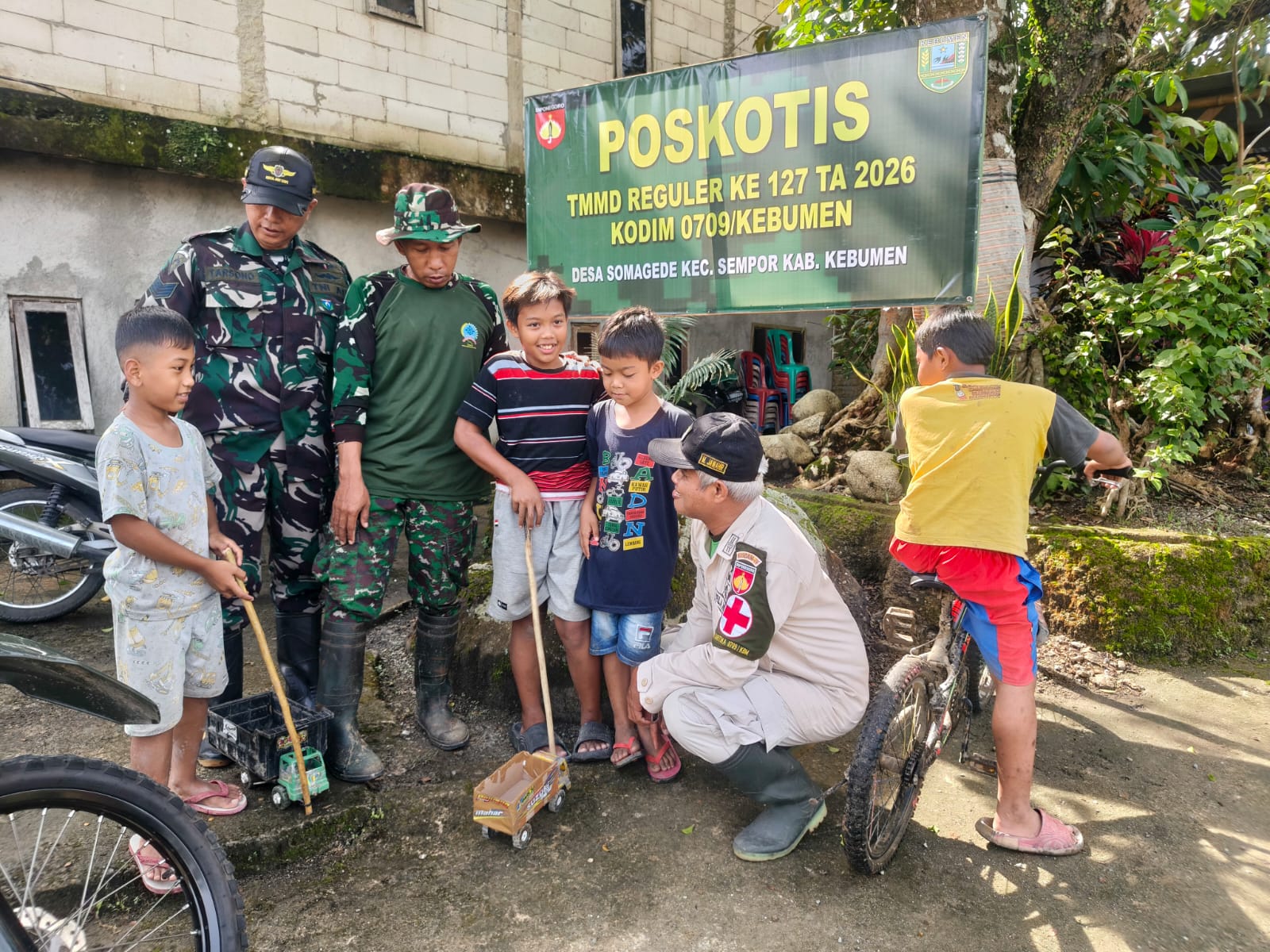 Poskotis TMMD Kebumen Dipenuhi Keceriaan dan Tawa Anak-Anak Desa