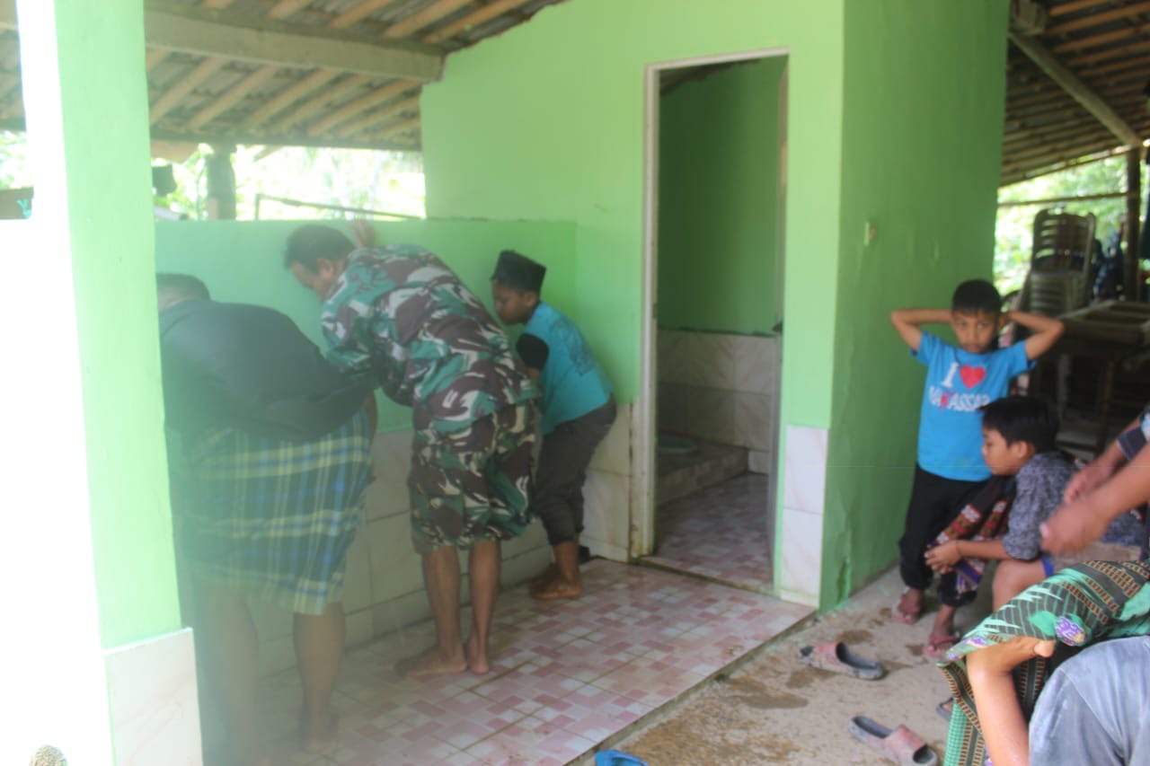 Azan Menggema, Prajurit TMMD Hentikan Cor Jalan dan Ajak Anak-Anak Salat di Masjid