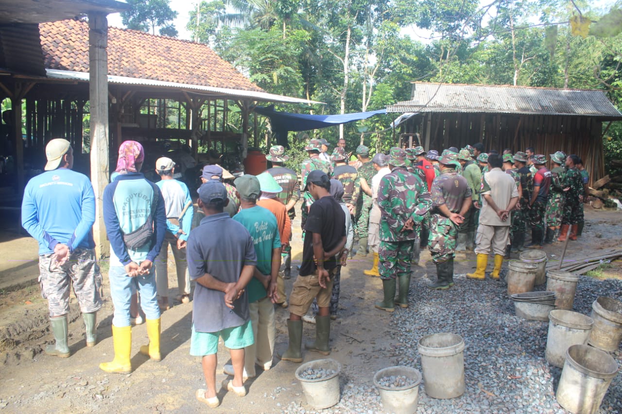 Pagi di Somagede, Prajurit TMMD dan Warga Kompak Bangun Desa