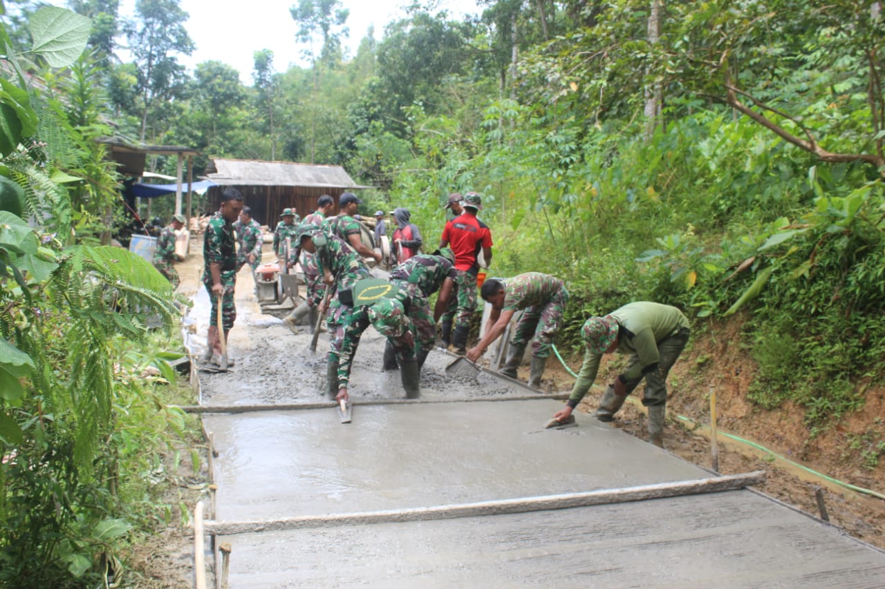 Prajurit TNI dan Warga Kebut Pengecoran Jalan Penghubung Kebumen–Banjarnegara