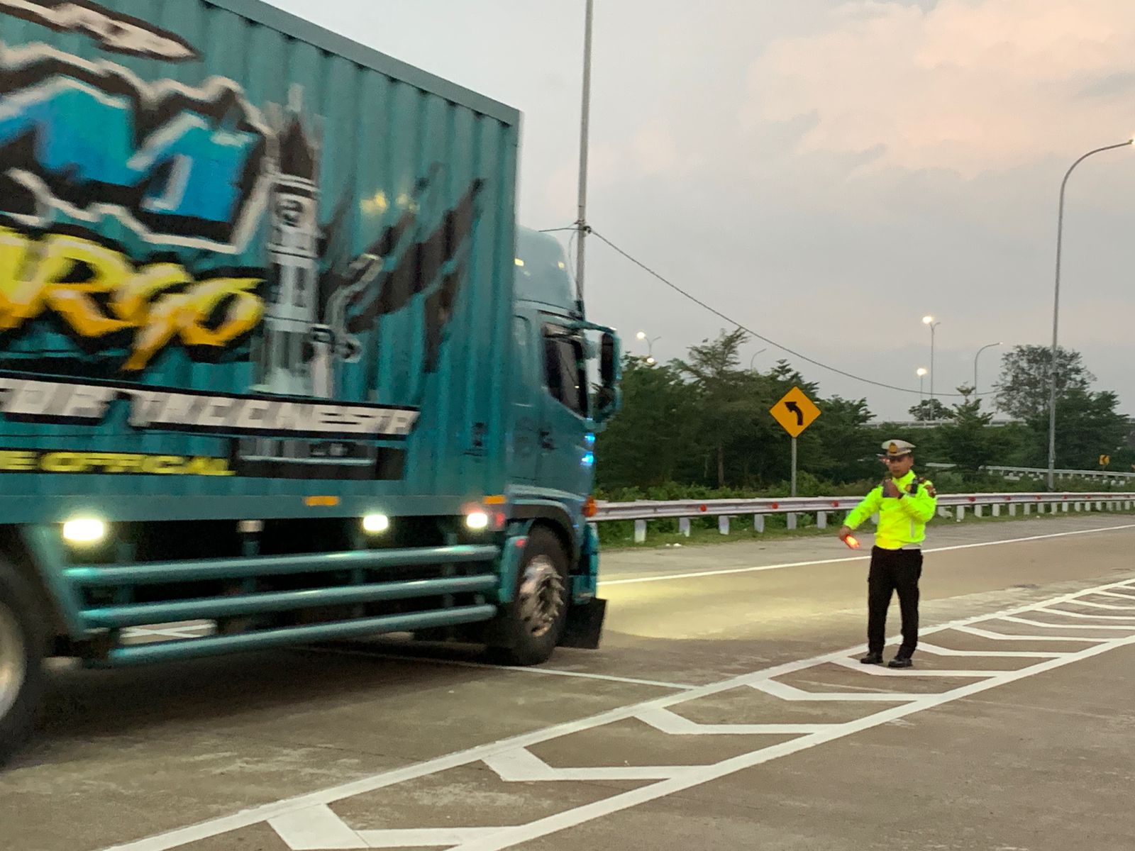 Kendaraan Tiga Sumbu Dilarang Melintas Saat Mudik, Kecuali Angkut Ini