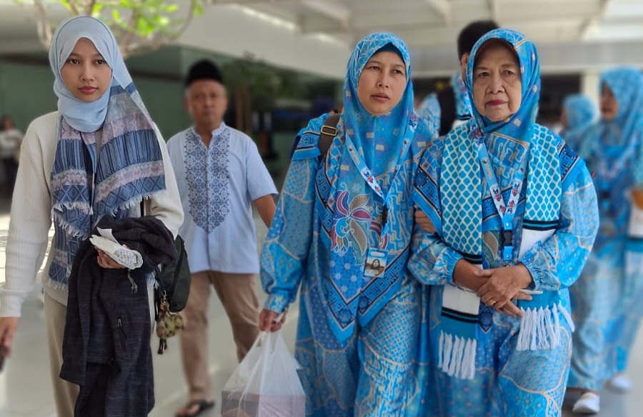Idulfitri 2026: 20 Jemaah Umrah Terbang ke Tanah Suci, Haru Pecah di Bandara Ahmad Yani