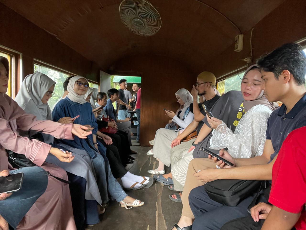 Serunya Loco Tour Blora, Satu Keluarga Besar Naik Kereta Jadul Rayakan Lebaran