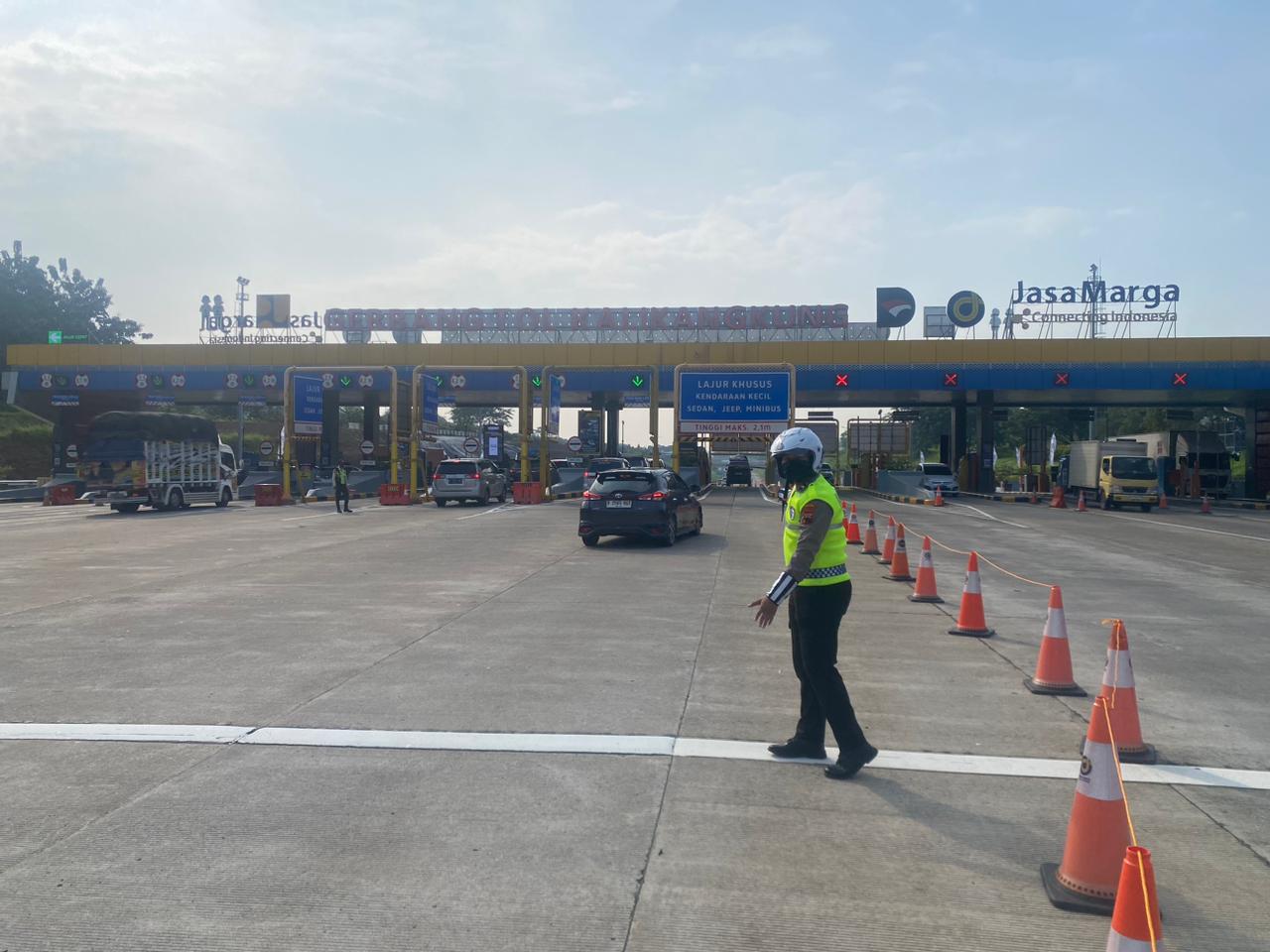 Arus Mudik di GT Kalikangkung Tetap Ramai, Puncak Kepadatan Pukul 14.00–16.00 WIB
