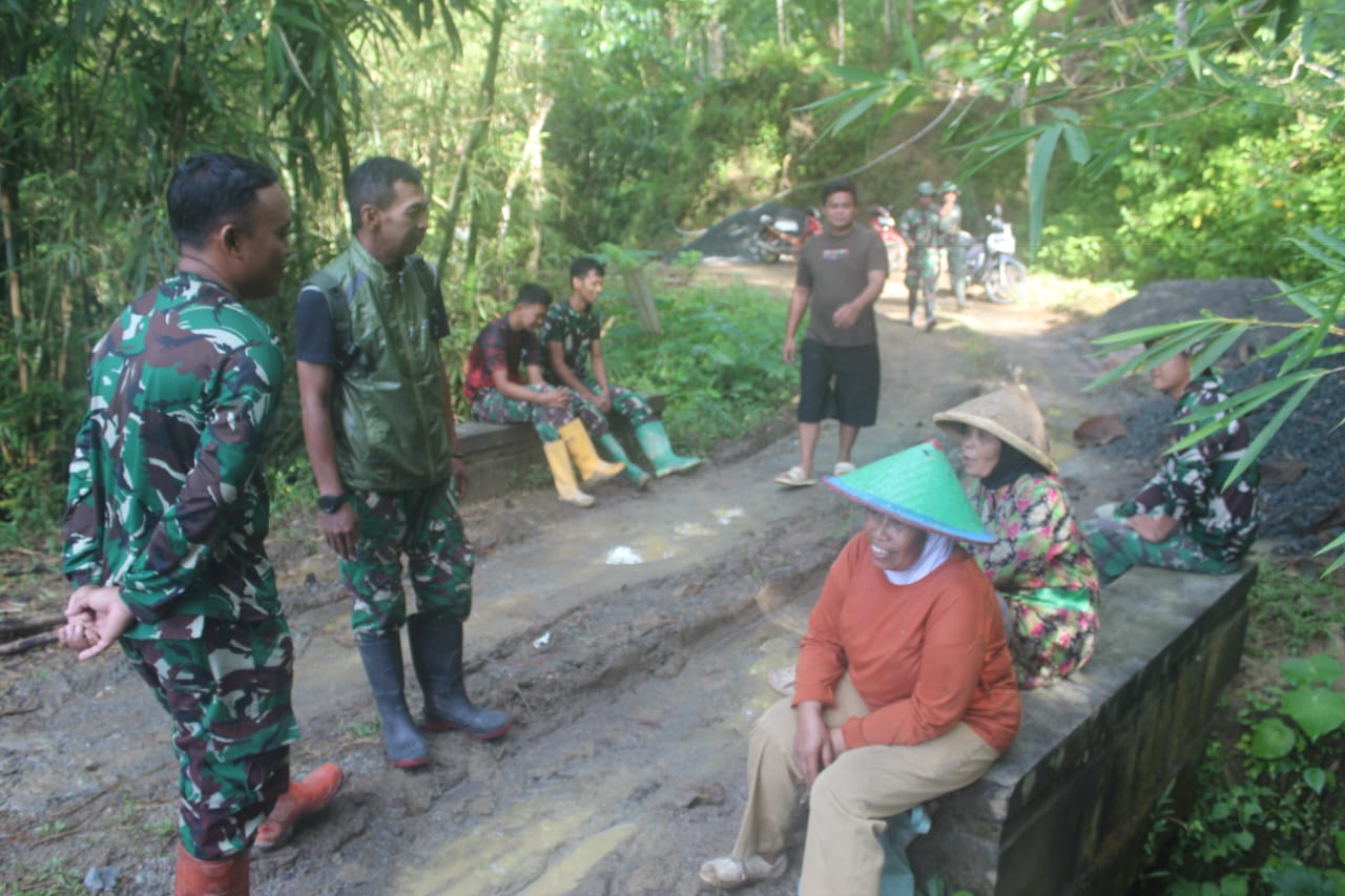 Sebelum Beton TMMD Kebumen Mengering, Tawa Itu Lebih Dulu Merekat