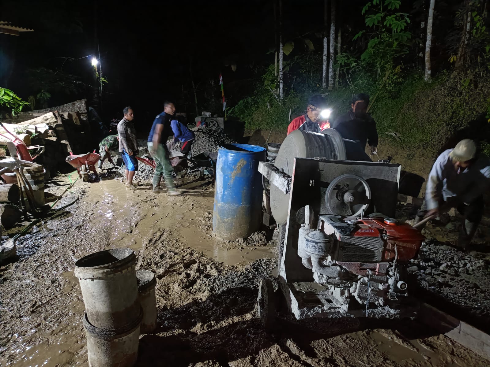 Malam Ramadan, Jalan 1.500 Meter di Somagede Dikebut usai Salat Tarawih