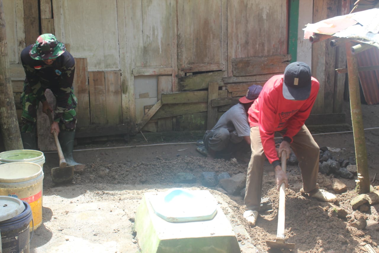 Untuk Darjo, Puasa Tak Hentikan Pembangunan MCK di Somagede