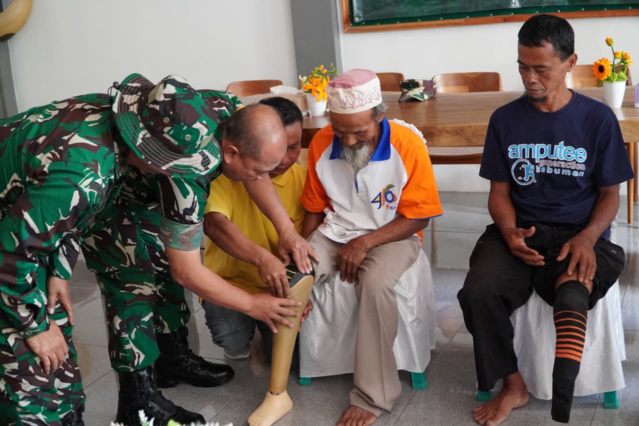 Senyum 12 Warga Terima Kaki Palsu, Silaturahmi Lebaran Kian Lancar