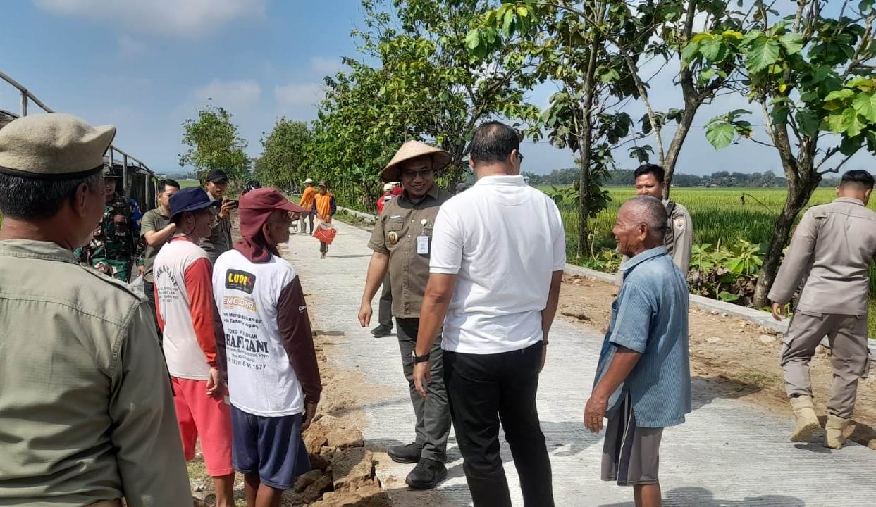 Bupati Sragen Tinjau TMMD, Warga Minta Proyek Jalan Cepat Rampung