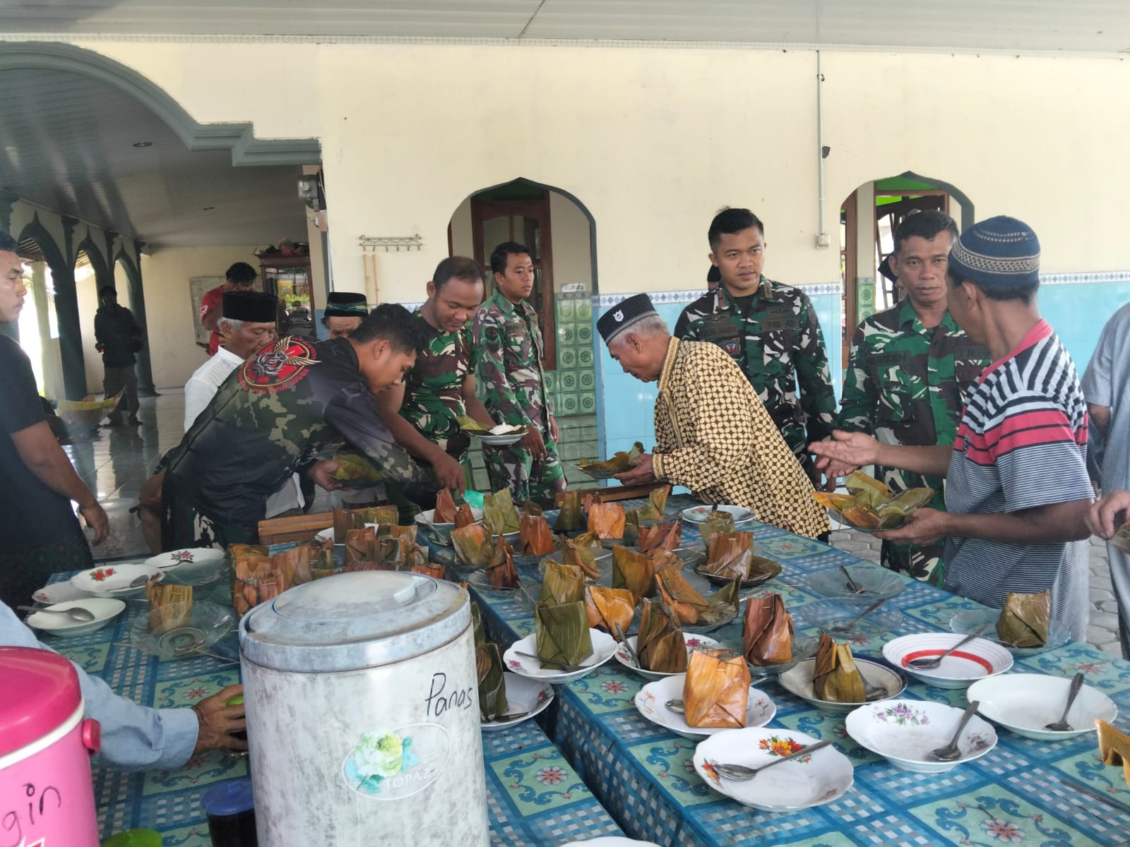 Makan Nasi Bungkus di Serambi Masjid, Momen TMMD Sragen Ini Bikin Haru