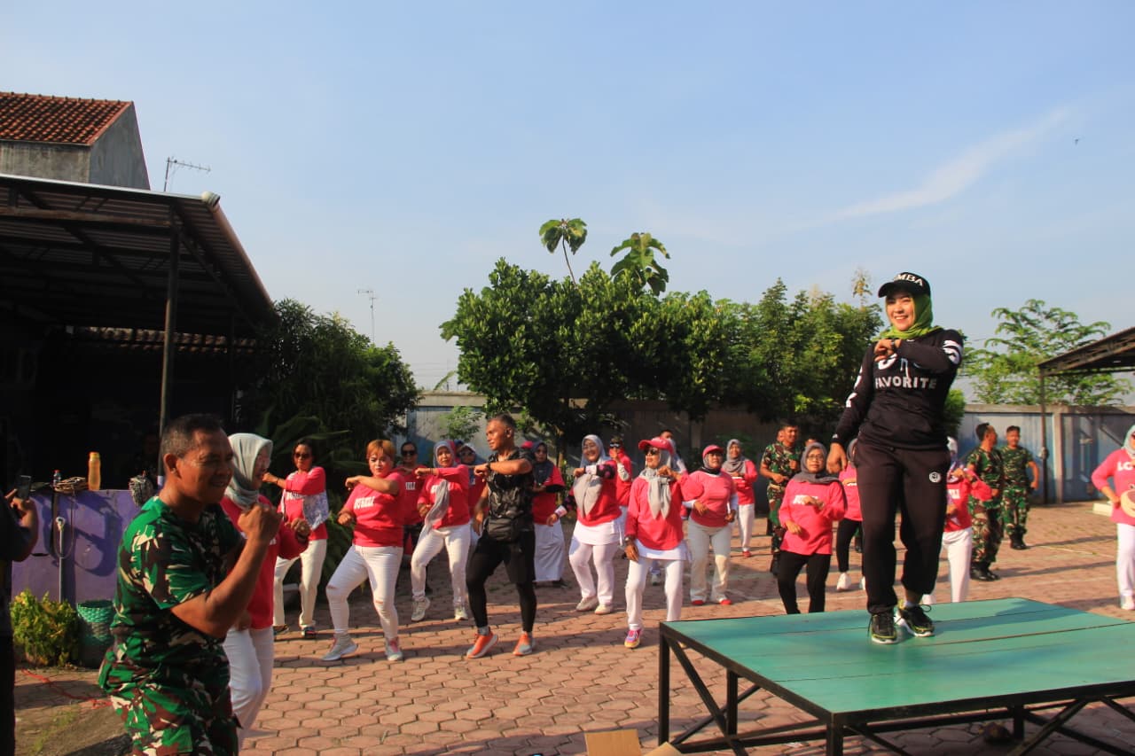Satgas TMMD Sragen Senam Bareng Emak-Emak Buseli, Suasana Desa Puro Pecah Penuh Tawa