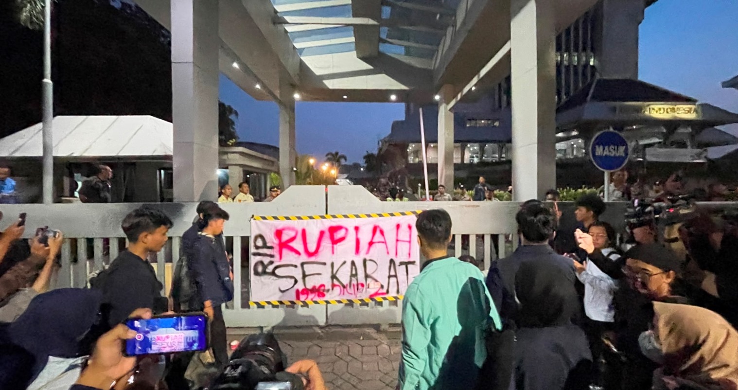 Rupiah Rp18 Ribu Alarm Bahaya Ekonomi, BEM SI Jateng Segel Kantor BI