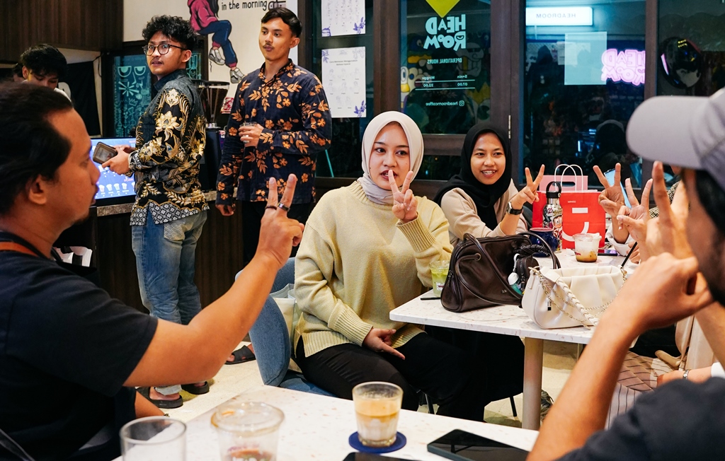 Ngopi Sambil Belajar Bahasa Isyarat, Headroom Coffee Solo Hadirkan Pengalaman Inklusif Bersama Kawan Tuli