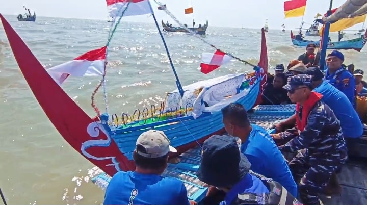 TNI AL Kawal Sedekah Laut Banyutowo Pati, Ratusan Nelayan Pati Larung Sesaji