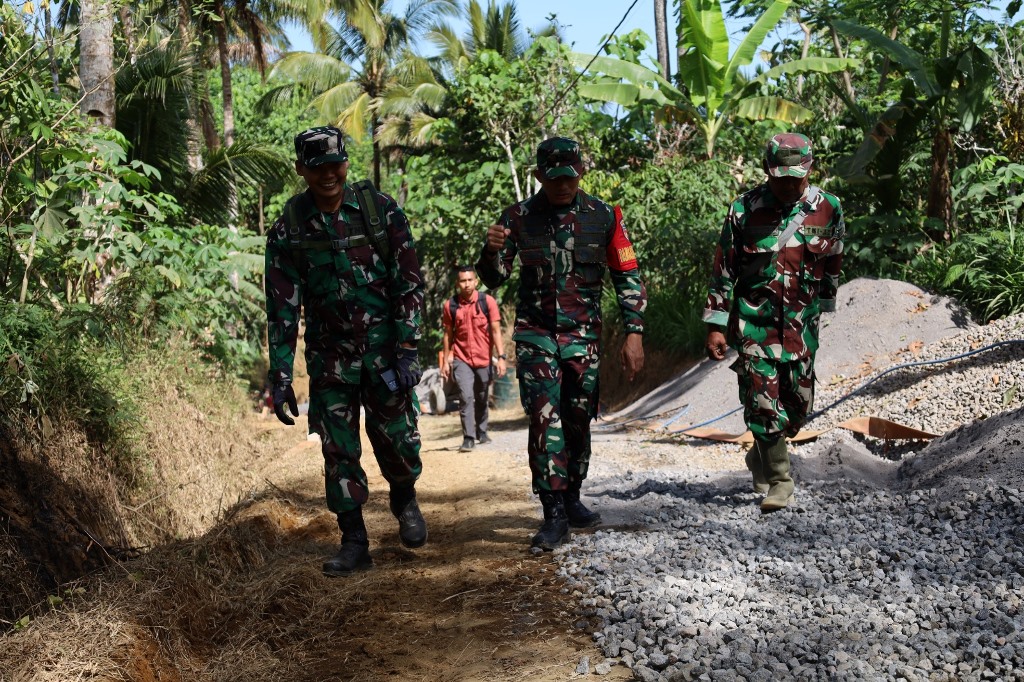 Dansatgas TMMD Turun Langsung ke Lokasi, Cek Progres Pengecoran Jalan Watuduwur