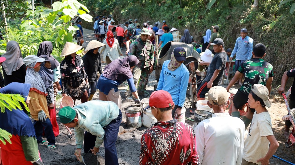 Warga dan TNI Satukan Energi, Pengecoran Jalan TMMD Terus Melaju