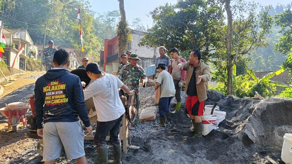 Satgas TMMD dan Warga Kompak Kebut Pengecoran Jalan Penghubung Purworejo-Wonosobo