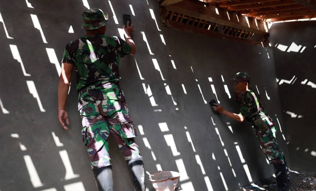 Masuk Hari ke-14, Rumah Ngaliman Mulai Dipoles Satgas TMMD 129