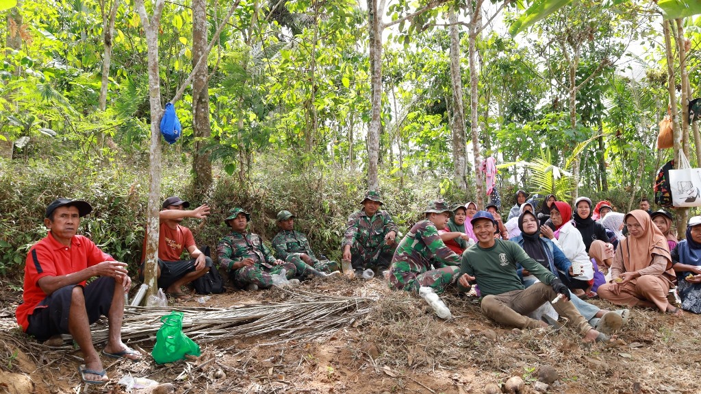 Momen Istirahat Satgas TMMD dan Warga Perkuat Kemanunggalan TNI di Watuduwur