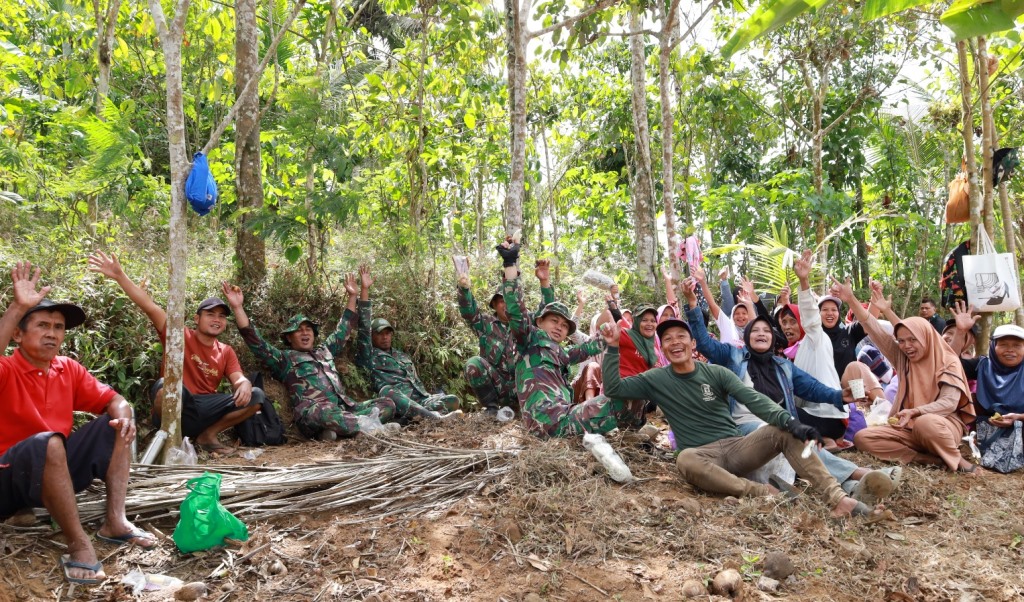 Lelah Mengecor Jalan Luntur oleh Canda, TNI dan Warga Watuduwur Makin Akrab