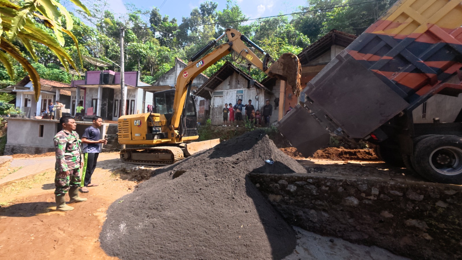 Medan Perbukitan Tak Surutkan Semangat Satgas TMMD Bangun Jalan di Watuduwur