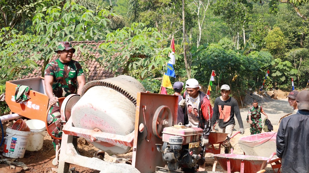 Jalan TMMD Purworejo Dibangun dengan Ketelitian Tinggi, Ini Peran Operator Molen