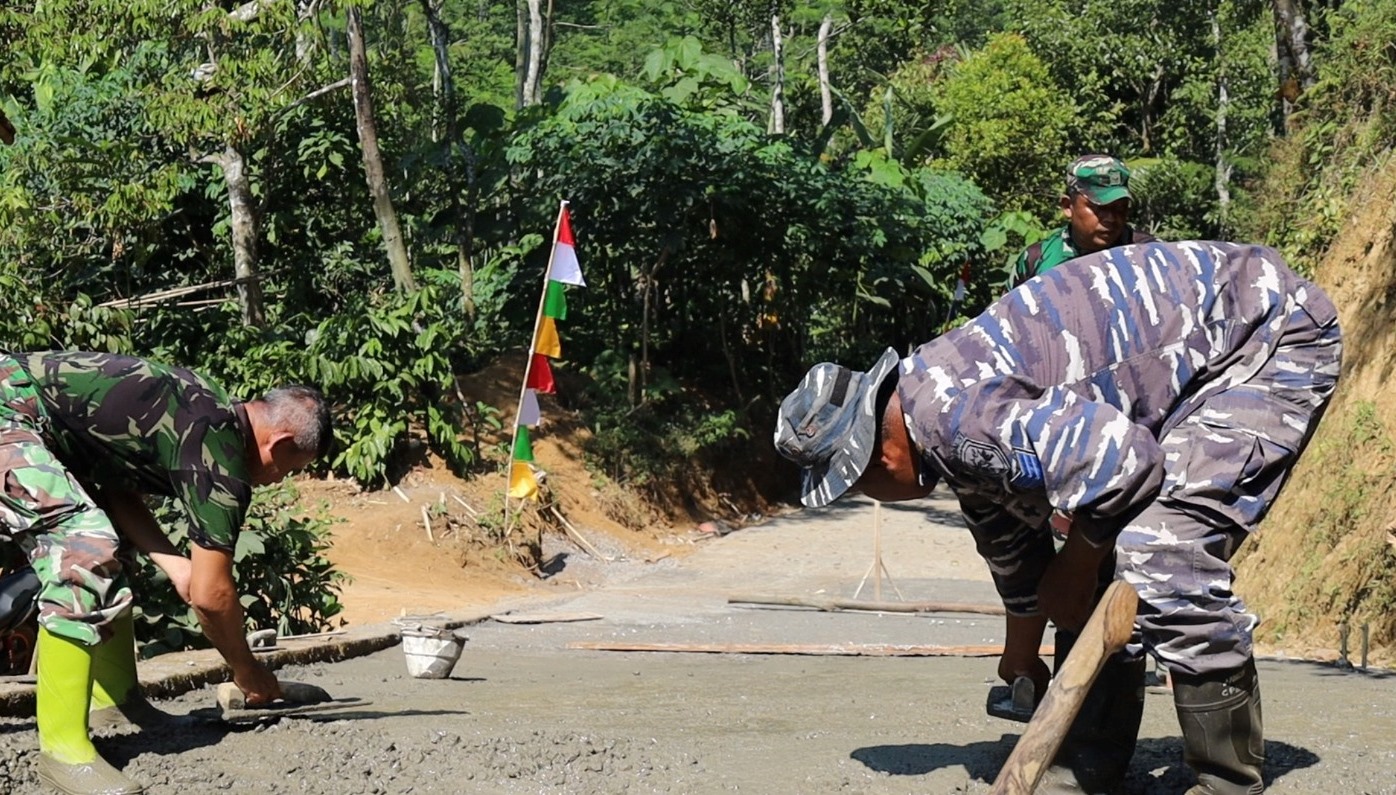 TNI AL Bergabung dengan Satgas TMMD, Jalan Cor Blok 1.392 Meter Dikebut