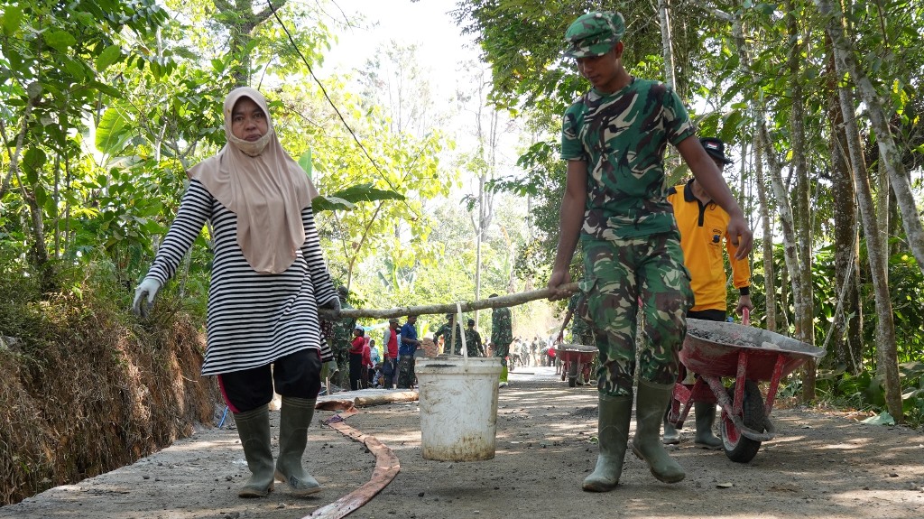Ibu-Ibu Desa Watuduwur Turun ke Lokasi TMMD, Angkut Material Bersama Prajurit TNI