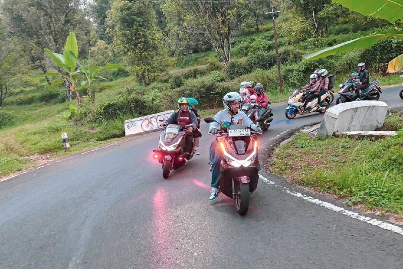 Jelajahi Curug Sewu dengan Honda PCX160, Astra Motor Jateng Hadirkan Touring Keluarga