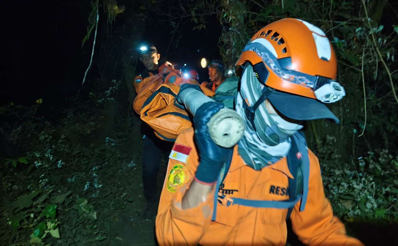 Dramatis, Jenazah Pendaki Gunung Slamet Berhasil Dievakuasi dari Kawah Berkedalaman 20 Meter