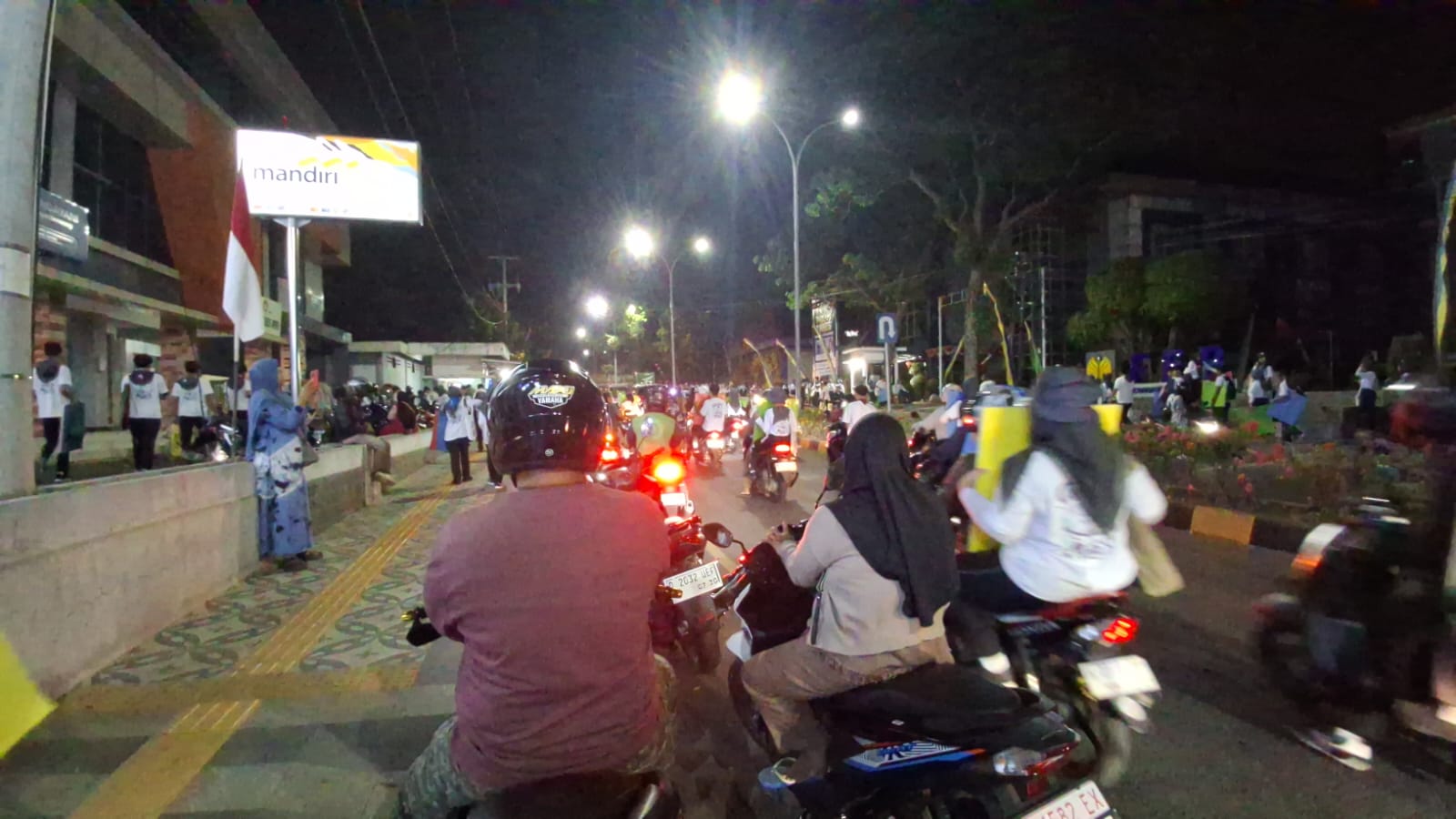 Jam 4 Pagi Kampus UNNES Sudah Penuh, Ribuan Mahasiswa Baru Bersiap Bikin Papermob